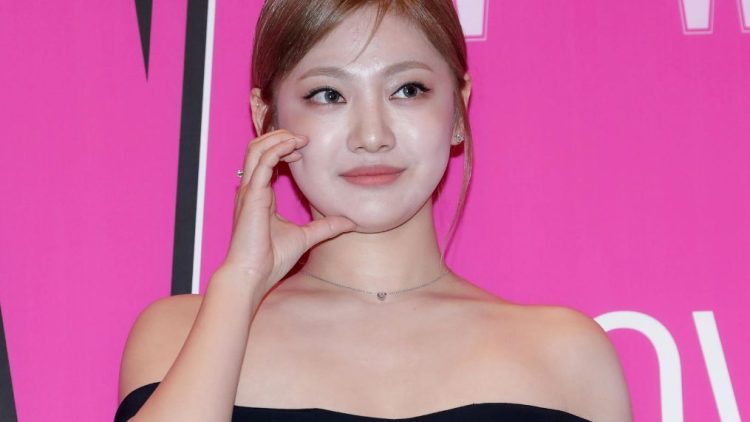 Ningning's newfound elegance shines with sparkling makeup and hair accessories