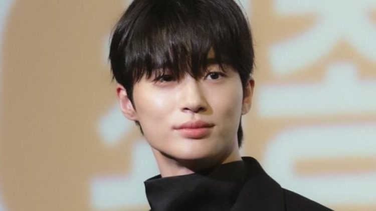 Prepares special gifts, yellow roses, and blue umbrella for reporters