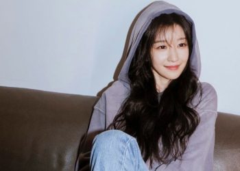 Seo Ye-Ji makes a comeback after 3 years with a new look, showcasing a relaxed and innocent demeanor.