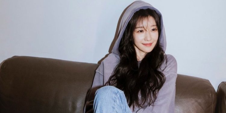 Seo Ye-Ji makes a comeback after 3 years with a new look, showcasing a relaxed and innocent demeanor.