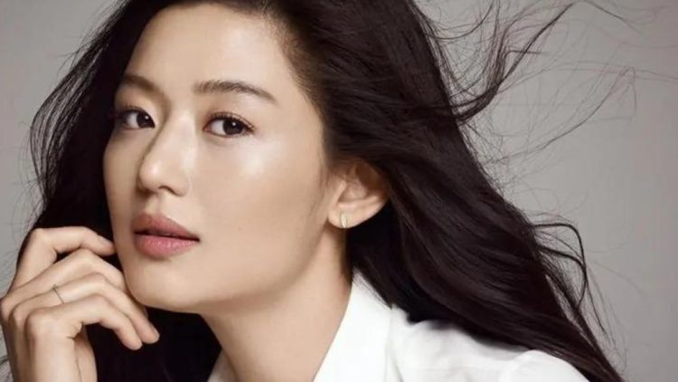 The show is created by acclaimed screenwriter Jung Seo Kyung and director Kim Hee Won