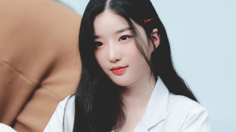 YooYeon's academic achievements as "Goddess of Ehwa University" add intrigue