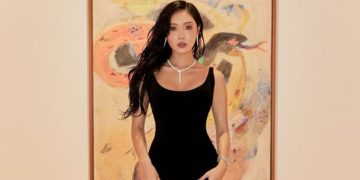 Hwasa reveals comeback plans.