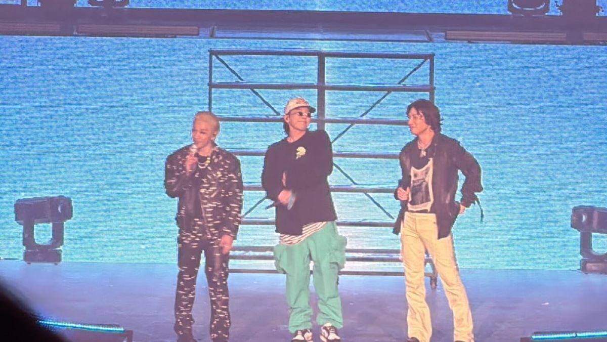 Taeyang performs with G-Dragon and Daesung.