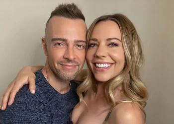 Joey Lawrence and Samantha Cope (Image via Getty)