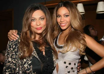 Tina Knowles and Beyoncé (Image via Getty)