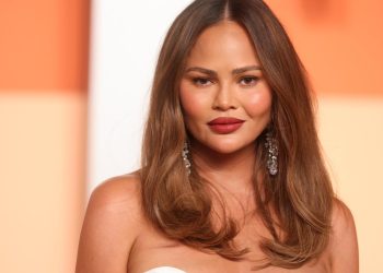 Chrissy Teigen (Image via Getty)