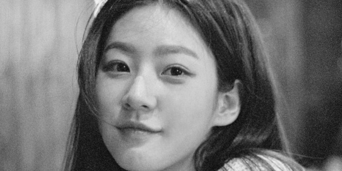 Kim Sae Ron’s mother has publicly addressed YouTuber Lee Jin Ho’s claim that the woman exposing Kim Soo Hyun is a “fake aunt" (Credit: Pinterest)