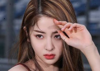 LE SSERAFIM’s Huh Yunjin to Take Short Hiatus from Group Activities Due to Health Concerns