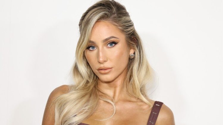 Blending business school smarts with online style (Photo: @alixearle/Instagram)