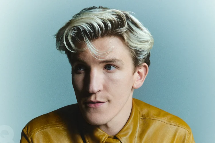 Ewan Mitchell (Image via Getty)