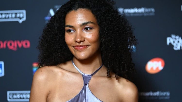 Olivia Dean (Image via Getty)