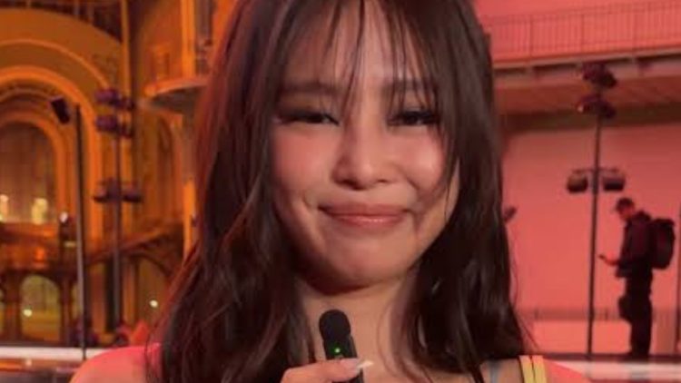 U7f(8) - BLACKPINK’s Jennie Stuns at Chanel’s Debut Runway Under New Designer Mathieu Blazy