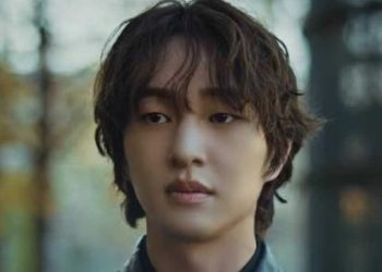Dthn(3) - A New Era of Light: SHINee’s Onew Reveals Official Solo Light Stick