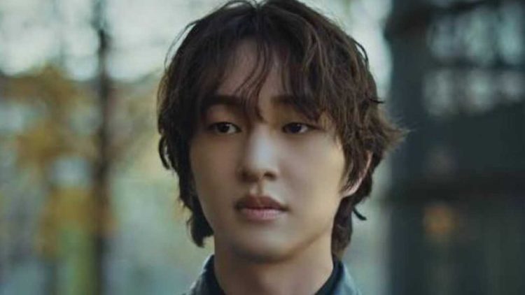 Dthn(3) - A New Era of Light: SHINee’s Onew Reveals Official Solo Light Stick