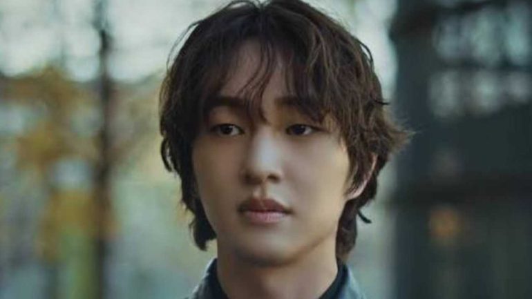 Dthn(3) - A New Era of Light: SHINee’s Onew Reveals Official Solo Light Stick
