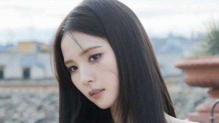 D855s85(3) - New Screen Return: Shin Sae Kyeong in Talks for Romance Webtoon Adaptation