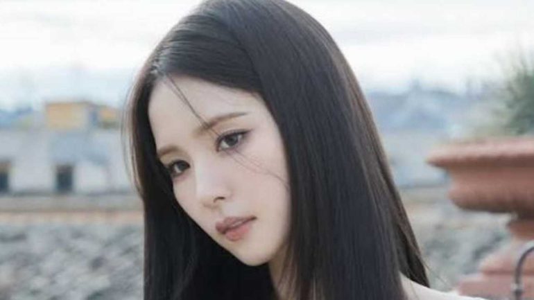 D855s85(3) - New Screen Return: Shin Sae Kyeong in Talks for Romance Webtoon Adaptation