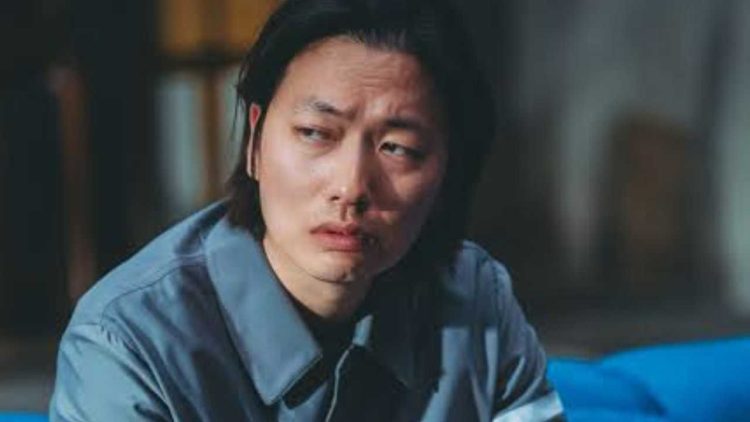Utxuts4u(9) - Lee Dong Hwi Withdraws from Theater Production Following Rehearsal Injury