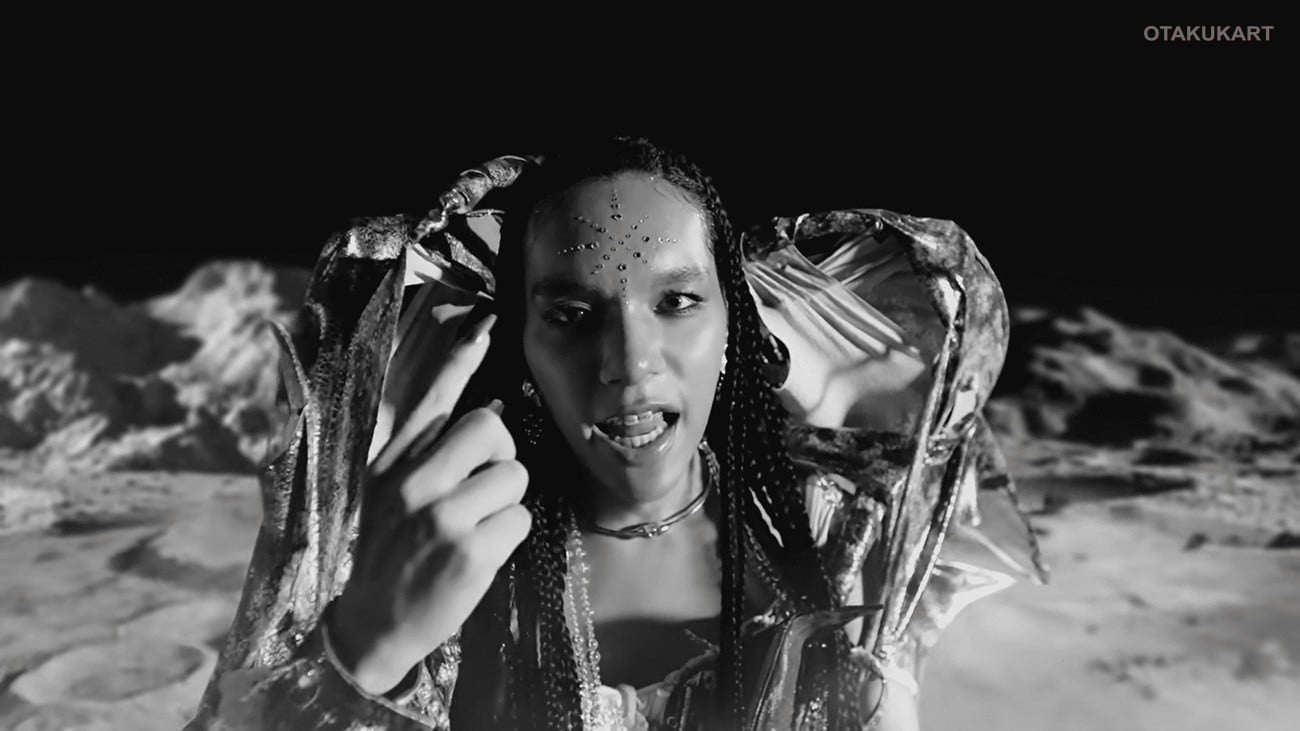 Queen Bee's Avu-chan appears in the music video for Jaadugar: A Witch in Mongolia ending theme "STAR."